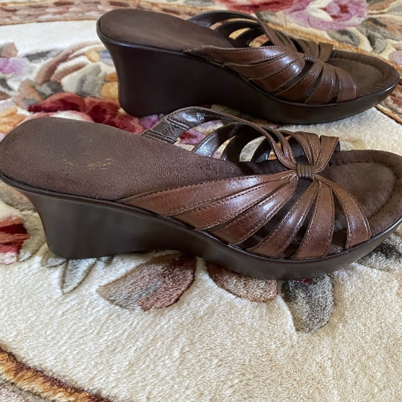 SALE White Mountain Wedge Sandals - Picture 1 of 5
